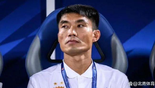 李敏镐亮相上海自曝时间不够用 希望在中国买房 2014-03-17 3月17日，韩国当红偶像李敏镐在上海为某品牌展台，一身黑西装亮相的他全程微笑，频频向台下观众招手。
