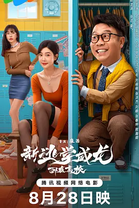刘凡菲身穿红色镂空长裙大秀香肩蛮腰，热辣十足。