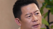 ”何志武在5月1日凌晨狂吞下30罐过期罐头，通过吃下它们来祭奠消逝的爱情。