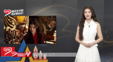 Casper Smart深情相拥激动落泪，趴在地上拍照留念造型酷似人鱼。